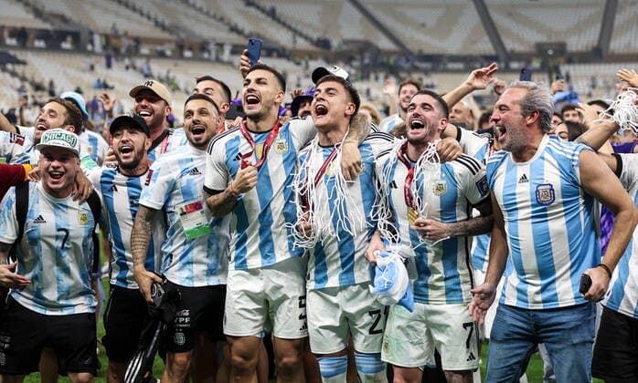 QATAR, LUSAIL - DECEMBER 18, 2022: Argentina s players Leandro Paredes, Paulo Dybala, Rodrigo de Paul (L-R centre), teammates and fans celebrate after the trophy ceremony for the 2022 FIFA World Cup, WM, Weltmeisterschaft, Fussball final football match between Argentina and France at Lusail Iconic Stadium. Argentina won 3-3 (4-2) in a penalty shootout. Sergei Bobylev TASS  56489985