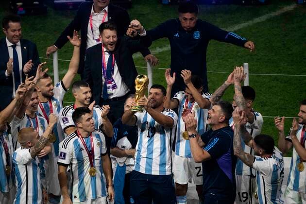 LUSAIL CITY, QATAR - DECEMBER 18: Former soccer player Sergio AgÃ¼ero lifts the FIFA World Cup, WM, Weltmeisterschaft, Fussball Trophy after the FIFA World Cup Qatar 2022 Final match between Argentina and France at Lusail Stadium on December 18, 2022 in Lusail City, Qatar. (Photo by Sebastian Frej) WCS  Copyright: xSebastianxFrej