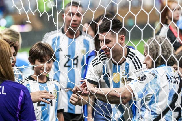 QATAR, LUSAIL - DECEMBER 18, 2022: Argentina s Gonzalo Montiel (2nd R) cuts the net after the trophy ceremony for the 2022 FIFA World Cup, WM, Weltmeisterschaft, Fussball final football match between Argentina and France at Lusail Iconic Stadium. Argentina won 3-3 (4-2) in a penalty shootout. Sergei Bobylev TASS  56489834