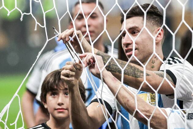 QATAR, LUSAIL - DECEMBER 18, 2022: Argentina s Gonzalo Montiel (R) cuts the net after the trophy ceremony for the 2022 FIFA World Cup, WM, Weltmeisterschaft, Fussball final football match between Argentina and France at Lusail Iconic Stadium. Argentina won 3-3 (4-2) in a penalty shootout. Sergei Bobylev TASS  56489836