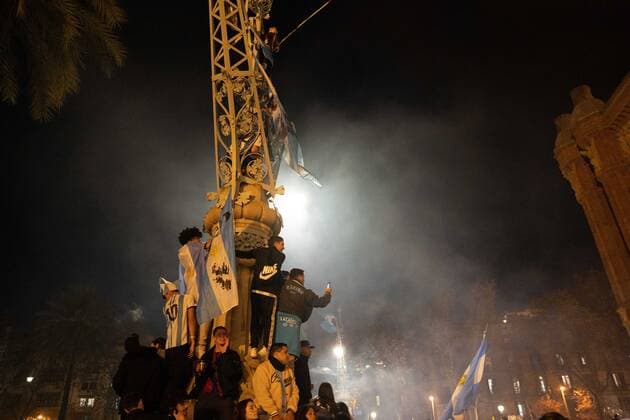 December 18, 2022, Barcelona, Catalonia, Spain: Madness takes hold of the Argentine citizens living in Barcelona, who celebrate the victory at the Arc de Triompf in Barcelona, they celebrate getting their third World Cup Barcelona Spain - ZUMAr179 20221218_zip_r179_002 Copyright: xEricxRenomx