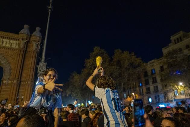 December 18, 2022, Barcelona, Catalonia, Spain: Madness takes hold of the Argentine citizens living in Barcelona, who celebrate the victory at the Arc de Triompf in Barcelona, they celebrate getting their third World Cup Barcelona Spain - ZUMAr179 20221218_zip_r179_004 Copyright: xEricxRenomx