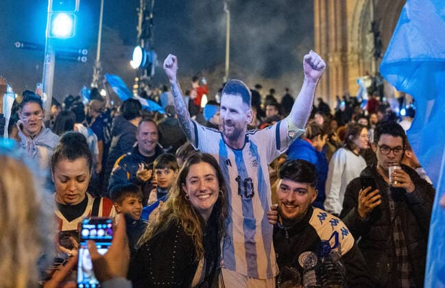 December 18, 2022, Barcelona, Catalonia, Spain: Madness takes hold of the Argentine citizens living in Barcelona, who celebrate the victory at the Arc de Triompf in Barcelona, they celebrate getting their third World Cup Barcelona Spain - ZUMAr179 20221218_zip_r179_009 Copyright: xEricxRenomx