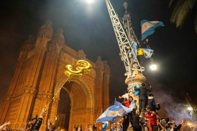 December 18, 2022, Barcelona, Catalonia, Spain: Madness takes hold of the Argentine citizens living in Barcelona, who celebrate the victory at the Arc de Triompf in Barcelona, they celebrate getting their third World Cup Barcelona Spain - ZUMAr179 20221218_zip_r179_013 Copyright: xEricxRenomx