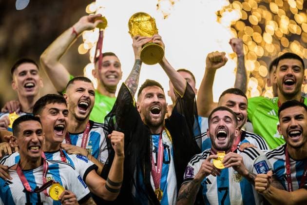 221218 Lionel Messi of Argentina hoists the World Cup trophy as the team celebrate winning the FIFA World Cup, WM, Weltmeisterschaft, Fussball 2022 final between Argentina and France on December 18, 2022 in Doha. Photo: Joel Marklund BILDBYRAN kod JM JM0415 bbeng fotboll football soccer fotball vm fotbolls-vm fotball-vm fotbolls-vm 2022 fifa world cup 2022 final argentina frankrike france jubel VM-guld pokal topx *** 221218 Lionel Messi of Argentina hoists the World Cup trophy as the team celebrate winning the FIFA World Cup 2022 final between Argentina and France on December 18, 2022 in Doha Photo Joel Marklund BILDBYRAN code JM JM0415 bbeng football football soccer fotball vm fotbols vm fotball vm fotbols world cup 2022 fifa world cup 2022 final argentina france france jubel world cup gold trophy topx,  Copyright: JOELxMARKLUND BB221218JM302