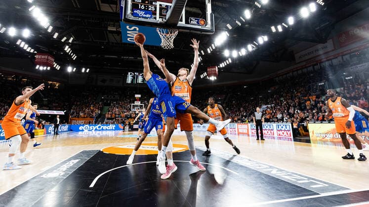 Sport Themen der Woche KW50 Johannes Thiemann (Alba Berlin, 32), Antonio Dorn (Ratiopharm Ulm 77) GER, Ratiopharm Ulm vs. Alba Berlin, easycredit 1.Bundesliga Basketball, 10.Spieltag, Saison 2022 23, 18.12.2022 Ratiopharm Ulm vs. Alba Berlin, 1.Basketball Bundesliga, 18.12.2022 Neu Ulm *** Johannes Thiemann Alba Berlin, 32 , Antonio Dorn Ratiopharm Ulm 77 GER, Ratiopharm Ulm vs Alba Berlin, easycredit 1 Bundesliga Basketball, 10 match day, season 2022 23, 18 12 2022 Ratiopharm Ulm vs Alba Berlin, 1 Basketball Bundesliga, 18 12 2022 New Ulm. Copyright: xEibner-Pressefoto RogerxBuerkex EP_EER