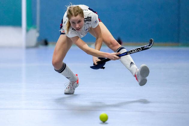 Bilder des Jahres 2022, Sport 12 Dezember Sport Themen der Woche KW50 Lisa Mayerhöfer (MHC, 17), am Ball, Freisteller, Ganzkörper, Einzelbild, Einzelfoto, Aktion, Action, 18.12.2022, Mannheim (Deutschland), Hallenhockey, 1. Bundesliga Süd, Damen, TSV Mannheim - Mannheimer HC *** Lisa Mayerhöfer MHC, 17 , on the ball, crop, full body, single image, single photo, action, action, 18 12 2022, Mannheim Germany , indoor field hockey, 1 Bundesliga Süd, women, TSV Mannheim Mannheimer HC xozx