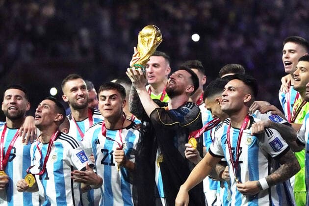 Fussball , FIFA WM 2022, Fussball World Cup Qatar 2022, Finale, Final, Argentina-France, Argentinien-Frankreich 18.12.2022, Lusail Stadion Doha Qatar, Lionel Messi Argentinien mit Pokal Siegerehrung Foto Chai von der Laage FIFA regulations prohibit any use of photographs as image sequences and or quasi-video. EDITORIAL USE ONLY,