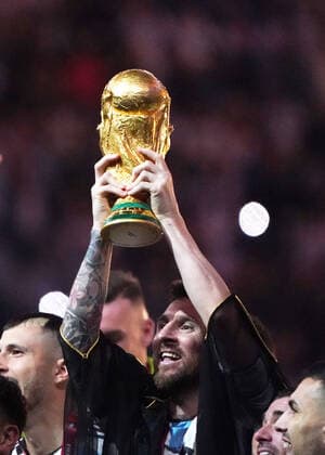 Fussball , FIFA WM 2022, Fussball World Cup Qatar 2022, Finale, Final, Argentina-France, Argentinien-Frankreich 18.12.2022, Lusail Stadion Doha Qatar, Lionel Messi Argentinien mit Pokal Siegerehrung Foto Chai von der Laage FIFA regulations prohibit any use of photographs as image sequences and or quasi-video. EDITORIAL USE ONLY,