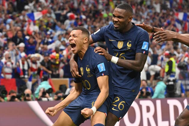 Torjubel Kylian MBAPPE (FRA) nach Tor zum 2-2 mit Marcus THURAM (FRA), Jubel,Freude,Begeisterung, Aktion, Spiel 64,FINALE Argentinien - Frankreich 4-2 n.E. (3-3) am 18.12.2022, Lusail Stadium Fussball Weltmeisterschaft 20122 in Katar vom 20.11. - 18.12.2022 *** Goal celebration Kylian MBAPPE FRA after goal to 2 2 with Marcus THURAM FRA , jubilation,joy,enthusiasm,action,match 64,FINALE Argentina France 4 2 n E 3 3 on 18 12 2022,Lusail Stadium Football World Cup 20122 in Qatar from 20 11 18 12 2022