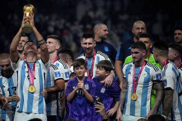 QAT, WM FIFA 2022, Finale, Argentinien vs Frankreich 18.12.2022, Lusail Iconic Stadium, Doha, QAT, WM FIFA 2022, Finale, Argentinien vs Frankreich, im Bild Argentina s forward Lionel Messi mit seinen Söhnen..