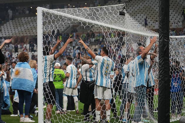 QAT, WM FIFA 2022, Finale, Argentinien vs Frankreich 18.12.2022, Lusail Iconic Stadium, Doha, QAT, WM FIFA 2022, Finale, Argentinien vs Frankreich, im Bild Argentina s forward Paulo Dybala und Argentina s defender Nicolas Otamendi zerschneiden das Tornetz..