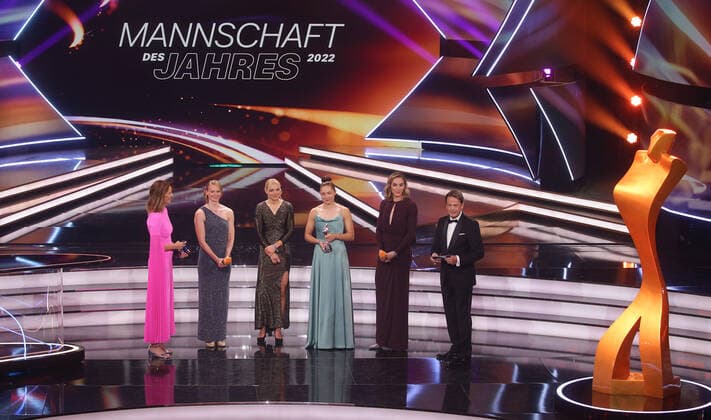 Baden-Baden , Sportler des Jahres 2022 , Mannschaft des Jahres Platz2 , von links: Katrin Müller Hohenstein Jessica-Bianca Wessolly Lisa Mayer Gina Lückenkemper Alexandra Burghardt Rudi Cerne