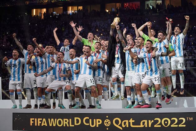 MESSI Lionel Weltmeister Team Argentinien bei der Siegerehrung dem Weltpokal und seiner Mannschaft FIFA World Cup, WM, Weltmeisterschaft, Fussball 2022 in Katar Finale Argentinien - Frankreich am 18.12 .2022 im Lusail Stadion DFL REGULATIONS PROHIBIT ANY USE OF PHOTOGRAPHS as IMAGE SEQUENCES and or QUASI-VIDEO Copyright: xLacixPerenyix