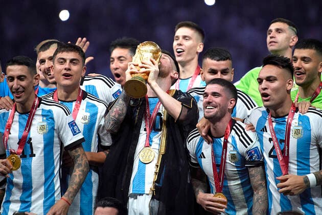 MESSI Lionel Weltmeister Team Argentinien bei der Siegerehrung dem Weltpokal und seiner Mannschaft FIFA World Cup, WM, Weltmeisterschaft, Fussball 2022 in Katar Finale Argentinien - Frankreich am 18.12 .2022 im Lusail Stadion DFL REGULATIONS PROHIBIT ANY USE OF PHOTOGRAPHS as IMAGE SEQUENCES and or QUASI-VIDEO Copyright: xLacixPerenyix