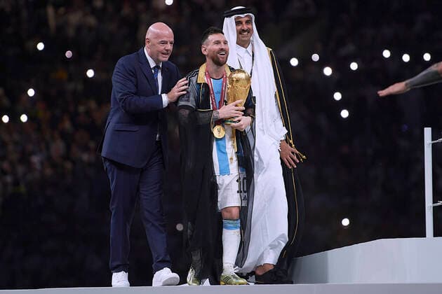 MESSI Lionel Weltmeister Team Argentinien bei der Siegerehrung mit FIFA Praesident INFANTINO Gianni und dem Emir TAMIN BIN HAMAD AL THANI FIFA World Cup, WM, Weltmeisterschaft, Fussball 2022 in Katar Finale Argentinien - Frankreich am 18.12 .2022 im Lusail Stadion DFL REGULATIONS PROHIBIT ANY USE OF PHOTOGRAPHS as IMAGE SEQUENCES and or QUASI-VIDEO Copyright: xLacixPerenyix