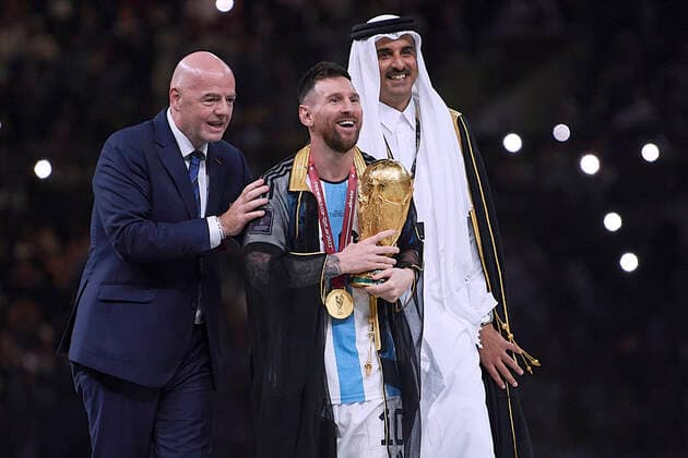 MESSI Lionel Weltmeister Team Argentinien bei der Siegerehrung mit FIFA Praesident INFANTINO Gianni und dem Emir TAMIN BIN HAMAD AL THANI FIFA World Cup, WM, Weltmeisterschaft, Fussball 2022 in Katar Finale Argentinien - Frankreich am 18.12 .2022 im Lusail Stadion DFL REGULATIONS PROHIBIT ANY USE OF PHOTOGRAPHS as IMAGE SEQUENCES and or QUASI-VIDEO Copyright: xLacixPerenyix