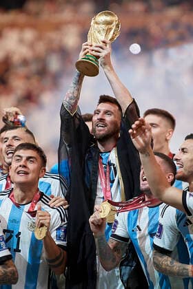 MESSI Lionel Weltmeister Team Argentinien bei der Siegerehrung dem Weltpokal und seiner Mannschaft FIFA World Cup, WM, Weltmeisterschaft, Fussball 2022 in Katar Finale Argentinien - Frankreich am 18.12 .2022 im Lusail Stadion DFL REGULATIONS PROHIBIT ANY USE OF PHOTOGRAPHS as IMAGE SEQUENCES and or QUASI-VIDEO Copyright: xLacixPerenyix