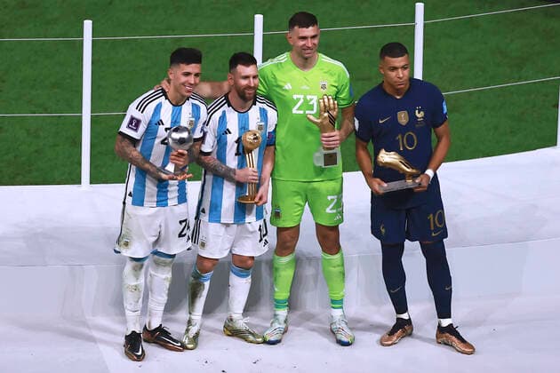 MESSI Lionel Weltmeister Team Argentinien bei der Siegerehrung mit MBAPPE, Torwart MERTINEZ und FERNANDEZ Enzo FIFA World Cup, WM, Weltmeisterschaft, Fussball 2022 in Katar Finale Argentinien - Frankreich am 18.12 .2022 im Lusail Stadion DFL REGULATIONS PROHIBIT ANY USE OF PHOTOGRAPHS as IMAGE SEQUENCES and or QUASI-VIDEO Copyright: xLacixPerenyix