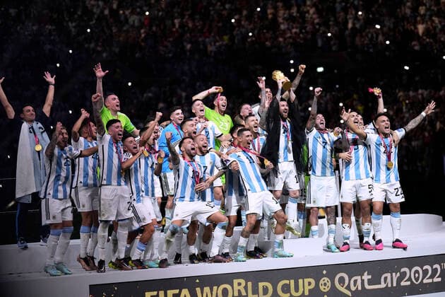 MESSI Lionel Weltmeister Team Argentinien bei der Siegerehrung dem Weltpokal und seiner Mannschaft FIFA World Cup, WM, Weltmeisterschaft, Fussball 2022 in Katar Finale Argentinien - Frankreich am 18.12 .2022 im Lusail Stadion DFL REGULATIONS PROHIBIT ANY USE OF PHOTOGRAPHS as IMAGE SEQUENCES and or QUASI-VIDEO Copyright: xLacixPerenyix