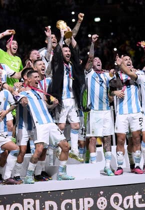MESSI Lionel Weltmeister Team Argentinien bei der Siegerehrung dem Weltpokal und seiner Mannschaft FIFA World Cup, WM, Weltmeisterschaft, Fussball 2022 in Katar Finale Argentinien - Frankreich am 18.12 .2022 im Lusail Stadion DFL REGULATIONS PROHIBIT ANY USE OF PHOTOGRAPHS as IMAGE SEQUENCES and or QUASI-VIDEO Copyright: xLacixPerenyix
