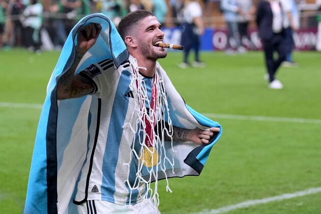 DE PAUL Rodrigo Team Argentinien schneidet sich vom Tornetz ein Souvenir FIFA World Cup, WM, Weltmeisterschaft, Fussball 2022 in Katar Finale Argentinien - Frankreich am 18.12 .2022 im Lusail Stadion DFL REGULATIONS PROHIBIT ANY USE OF PHOTOGRAPHS as IMAGE SEQUENCES and or QUASI-VIDEO Copyright: xLacixPerenyix