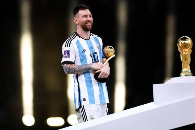 MESSI Lionel Weltmeister Team Argentinien bei der Siegerehrung dem Weltpokal FIFA World Cup, WM, Weltmeisterschaft, Fussball 2022 in Katar Finale Argentinien - Frankreich am 18.12 .2022 im Lusail Stadion DFL REGULATIONS PROHIBIT ANY USE OF PHOTOGRAPHS as IMAGE SEQUENCES and or QUASI-VIDEO Copyright: xLacixPerenyix