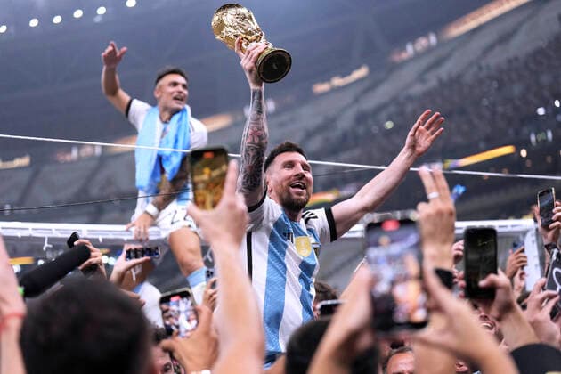 MESSI Lionel Weltmeister Team Argentinien bei der Siegerehrung mit dem Weltpokal FIFA World Cup, WM, Weltmeisterschaft, Fussball 2022 in Katar Finale Argentinien - Frankreich am 18.12 .2022 im Lusail Stadion DFL REGULATIONS PROHIBIT ANY USE OF PHOTOGRAPHS as IMAGE SEQUENCES and or QUASI-VIDEO Copyright: xLacixPerenyix