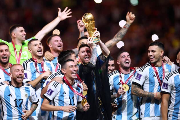 MESSI Lionel Weltmeister Team Argentinien bei der Siegerehrung dem Weltpokal und seiner Mannschaft FIFA World Cup, WM, Weltmeisterschaft, Fussball 2022 in Katar Finale Argentinien - Frankreich am 18.12 .2022 im Lusail Stadion DFL REGULATIONS PROHIBIT ANY USE OF PHOTOGRAPHS as IMAGE SEQUENCES and or QUASI-VIDEO Copyright: xLacixPerenyix