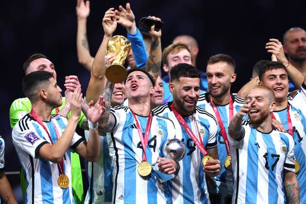 FERNANDEZ Enzo Weltmeister Team Argentinien bei der Siegerehrung dem Weltpokal und seiner Mannschaft FIFA World Cup, WM, Weltmeisterschaft, Fussball 2022 in Katar Finale Argentinien - Frankreich am 18.12 .2022 im Lusail Stadion DFL REGULATIONS PROHIBIT ANY USE OF PHOTOGRAPHS as IMAGE SEQUENCES and or QUASI-VIDEO Copyright: xLacixPerenyix