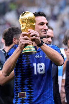SCALONI Lionel Trainer Weltmeister Team Argentinien bei der Siegerehrung mit dem Weltpokal FIFA World Cup, WM, Weltmeisterschaft, Fussball 2022 in Katar Finale Argentinien - Frankreich am 18.12 .2022 im Lusail Stadion DFL REGULATIONS PROHIBIT ANY USE OF PHOTOGRAPHS as IMAGE SEQUENCES and or QUASI-VIDEO Copyright: xLacixPerenyix