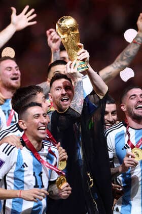 MESSI Lionel Weltmeister Team Argentinien bei der Siegerehrung dem Weltpokal und seiner Mannschaft FIFA World Cup, WM, Weltmeisterschaft, Fussball 2022 in Katar Finale Argentinien - Frankreich am 18.12 .2022 im Lusail Stadion DFL REGULATIONS PROHIBIT ANY USE OF PHOTOGRAPHS as IMAGE SEQUENCES and or QUASI-VIDEO Copyright: xLacixPerenyix