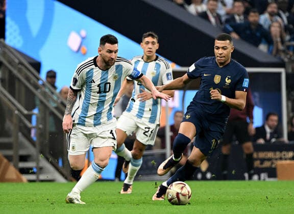 Fussball, Herren, Saison 2022 23, WM in Katar, Finale, Argentinien - Frankreich (2:2, 3:3 n. V, 4:2 i. E.) im Lusail Iconic Stadium in Lusail, v. l. Lionel Messi (Argentinien), Kylian Mbappe (Frankreich), 18.12. 2022, *** Football, men, 2022 23 season, World Cup in Qatar, final, Argentina France 2 2, 3 3 n V, 4 2 i E at Lusail Iconic Stadium in Lusail, v l Lionel Messi Argentina , Kylian Mbappe France , 18 12 2022, Copyright: xMatthiasxKochx
