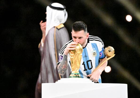 Fussball, Herren, Saison 2022 23, WM in Katar, Finale, Argentinien - Frankreich (2:2, 3:3 n. V, 4:2 i. E.) im Lusail Iconic Stadium in Lusail, Lionel Messi (Argentinien) küsst den Pokal, Jubel nach dem Abpfiff, 18.12. 2022, Copyright: xMatthiasxKochx