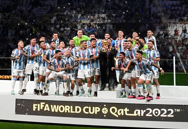 Fussball, Herren, Saison 2022 23, WM in Katar, Finale, Argentinien - Frankreich (2:2, 3:3 n. V, 4:2 i. E.) im Lusail Iconic Stadium in Lusail, Siegerfoto Argentinien, Lionel Messi (Argentinien) mit Pokal und Umhang, den er von Emir Tamim bin Hamad Al Thani erhielt, 18.12. 2022, Copyright: xMatthiasxKochx