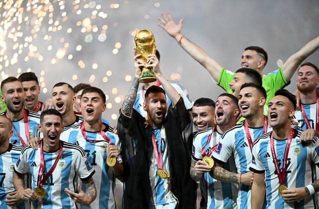Fussball, Herren, Saison 2022 23, WM in Katar, Finale, Argentinien - Frankreich (2:2, 3:3 n. V, 4:2 i. E.) im Lusail Iconic Stadium in Lusail, Siegerfoto Argentinien, Lionel Messi (Argentinien) mit Pokal und Umhang, den er von Emir Tamim bin Hamad Al Thani erhielt, 18.12. 2022, Copyright: xMatthiasxKochx