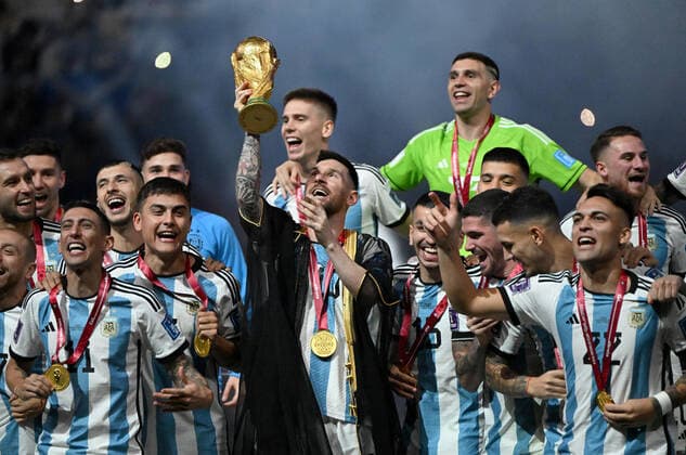 Fussball, Herren, Saison 2022 23, WM in Katar, Finale, Argentinien - Frankreich (2:2, 3:3 n. V, 4:2 i. E.) im Lusail Iconic Stadium in Lusail, Siegerfoto Argentinien, Lionel Messi (Argentinien) mit Poka, Medaille und Umhang, den er von Emir Tamim bin Hamad Al Thani erhielt, 18.12. 2022, Copyright: xMatthiasxKochx