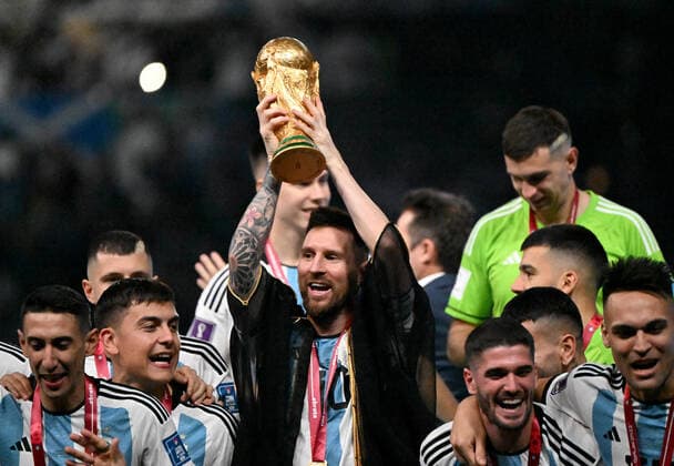 Fussball, Herren, Saison 2022 23, WM in Katar, Finale, Argentinien - Frankreich (2:2, 3:3 n. V, 4:2 i. E.) im Lusail Iconic Stadium in Lusail, Siegerfoto Argentinien, Lionel Messi (Argentinien) mit Poka, Medaille und Umhang, den er von Emir Tamim bin Hamad Al Thani erhielt, 18.12. 2022, Copyright: xMatthiasxKochx