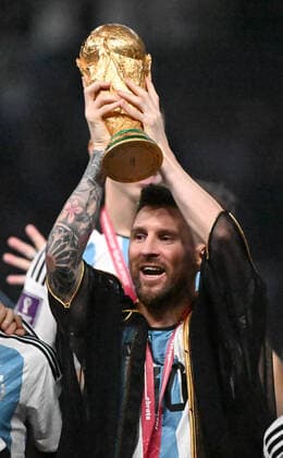Fussball, Herren, Saison 2022 23, WM in Katar, Finale, Argentinien - Frankreich (2:2, 3:3 n. V, 4:2 i. E.) im Lusail Iconic Stadium in Lusail, Siegerfoto Argentinien, Lionel Messi (Argentinien) mit Poka, Medaille und Umhang, den er von Emir Tamim bin Hamad Al Thani erhielt, 18.12. 2022, Copyright: xMatthiasxKochx