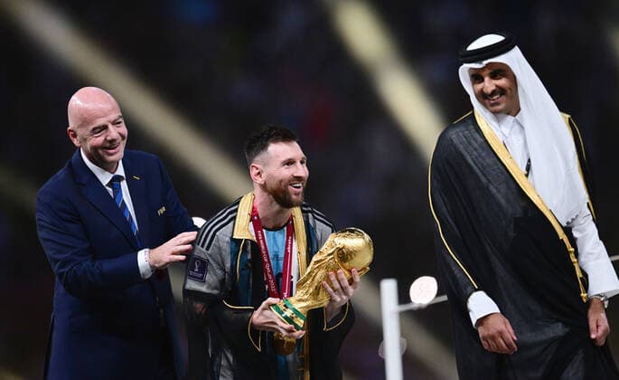 FUSSBALL WM 2022 Finale Argentinien - Frankreich 18.12.2022 Siegerehrung, JUBEL Weltmeister Argentinien; FIFA Praesident Gianni Infantino (li, Schweiz) und der Emir von Katar, Scheich Tamir bin Hamad bin Khalifa al Thani (re) mit Lionel Messi mit WM Pokal *** FOOTBALL World Cup 2022 Final Argentina France 18 12 2022 Award Ceremony, CHEER World Champion Argentina FIFA President Gianni Infantino l, Switzerland and the Emir of Qatar, Sheikh Tamir bin Hamad bin Khalifa al Thani r with Lionel Messi with World Cup trophy