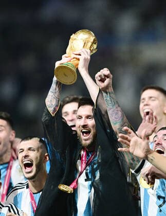 FUSSBALL WM 2022 Finale Argentinien - Frankreich 18.12.2022 Siegerehrung, JUBEL Weltmeister Argentinien; Lionel Messi im Umhang (Bischt) mit WM Pokal