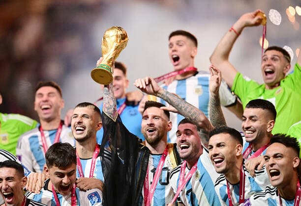 FUSSBALL WM 2022 Finale Argentinien - Frankreich 18.12.2022 Siegerehrung, JUBEL Weltmeister Argentinien; Angel Di Maria, Paulo Dybala, Lionel Messi im Umhang (Bischt) mit WM Pokal, Rodrigo de Paul, Leandro Paredes und Lautaro Martinez (v.li)