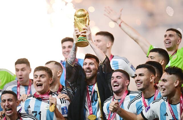 FUSSBALL WM 2022 Finale Argentinien - Frankreich 18.12.2022 Siegerehrung, JUBEL Weltmeister Argentinien; Angel Di Maria, Paulo Dybala, Lionel Messi im Umhang (Bischt) mit WM Pokal, Rodrigo de Paul, Leandro Paredes und Lautaro Martinez (v.li)