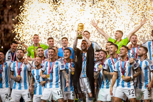 Doha, Qatar. 18th Dec, 2022. Lionel Messi of Argentina lifts the FIFA World Cup, WM, Weltmeisterschaft, Fussball Qatar 2022 Winner s Trophy Argentina - France Final Match Argentinien - Frankreich World Cup 2022 in Qatar 18.12.2022