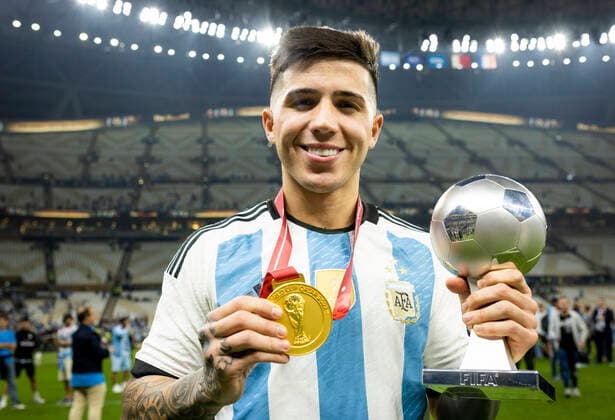 Doha, Qatar. 18th Dec, 2022. Enzo Fernandez of Argentina Best Young Player of the Tournament Award (Silver Soccer Cup) after the FIFA World Cup, WM, Weltmeisterschaft, Fussball Qatar 2022 Final match Argentina - France Final Match Argentinien - Frankreich World Cup 2022 in Qatar 18.12.2022