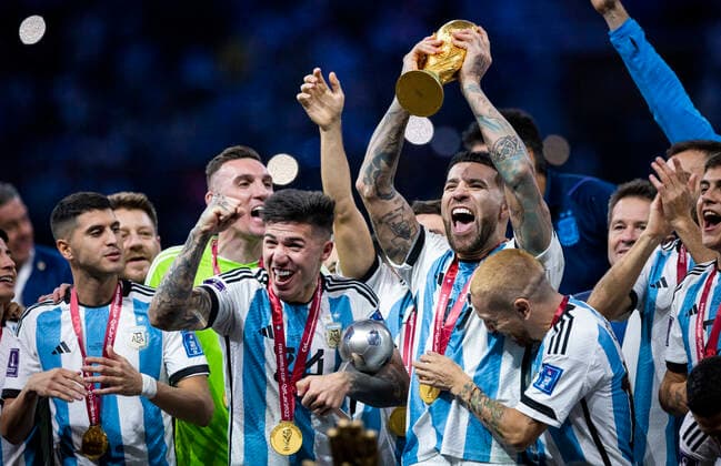 Doha, Qatar. 18th Dec, 2022. Enzo Fernandez (Arg), Nicolas Otamendi (Arg) lifts the FIFA World Cup, WM, Weltmeisterschaft, Fussball Qatar 2022 Winner s Trophy , Alejandro Gomez (Arg) Argentina - France Final Match Argentinien - Frankreich World Cup 2022 in Qatar 18.12.2022