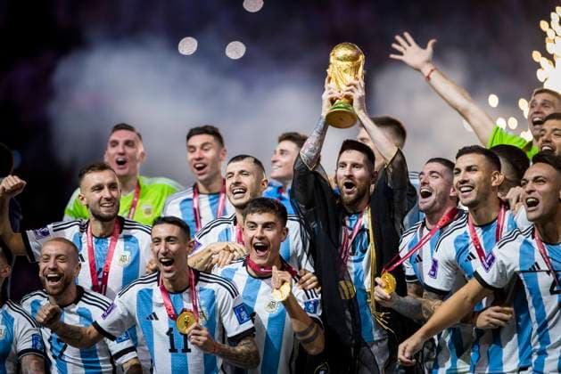 IMAGO Iconic Moments, Fußball IMAGO Iconic Moments, Fußball Bilder des Jahres 2022, Sport 12 Dezember Doha, Qatar. 18th Dec, 2022. Lionel Messi of Argentina lifts the FIFA World Cup, WM, Weltmeisterschaft, Fussball Qatar 2022 Winner s Trophy Argentina - France Final Match Argentinien - Frankreich World Cup 2022 in Qatar 18.12.2022 *** Doha, Qatar 18th Dec, 2022 Lionel Messi of Argentina lifts the FIFA World Cup Qatar 2022 Winner s Trophy Argentina France Final Match Argentina France World Cup 2022 in Qatar 18 12 2022