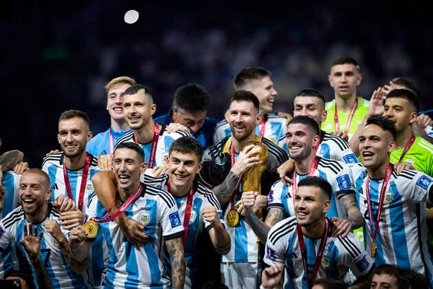 Doha, Qatar. 18th Dec, 2022. Lionel Messi of Argentina lifts the FIFA World Cup, WM, Weltmeisterschaft, Fussball Qatar 2022 Winner s Trophy Argentina - France Final Match Argentinien - Frankreich World Cup 2022 in Qatar 18.12.2022