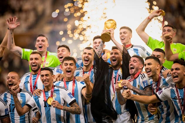 Doha, Qatar. 18th Dec, 2022. Lionel Messi of Argentina lifts the FIFA World Cup, WM, Weltmeisterschaft, Fussball Qatar 2022 Winner s Trophy Argentina - France Final Match Argentinien - Frankreich World Cup 2022 in Qatar 18.12.2022