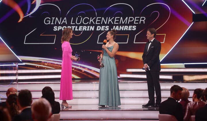 Baden-Baden , Sportler des Jahres 2022 , von links: Katrin Müller Hohenstein Gina Lückenkemper Rudi Cerne , Sportlerin des Jahres